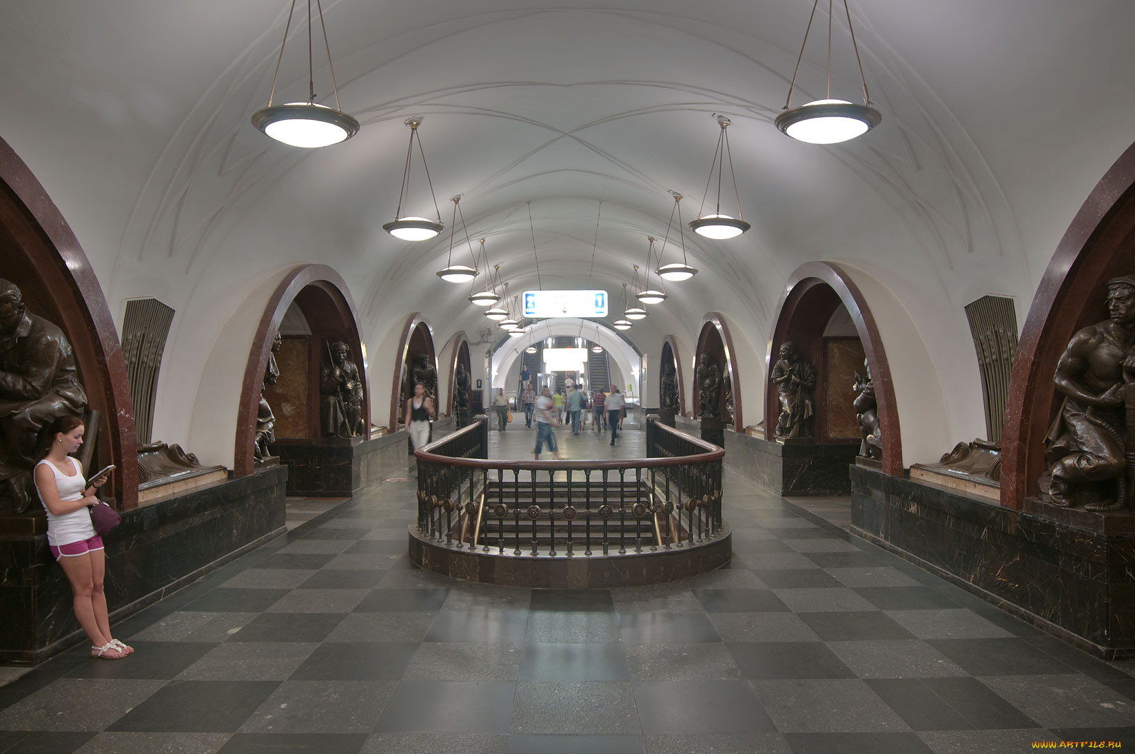 Арбатско-Покровская линия, станция площадь революции